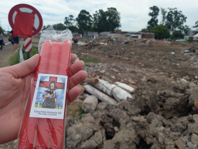 Manos Con Velas Rojas