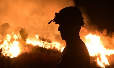 Perfil De Un Bombero Voluntario Con El Fuego De Fondo