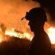 Perfil De Un Bombero Voluntario Con El Fuego De Fondo