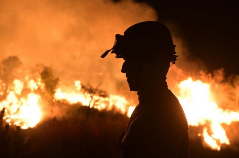 Perfil De Un Bombero Voluntario Con El Fuego De Fondo