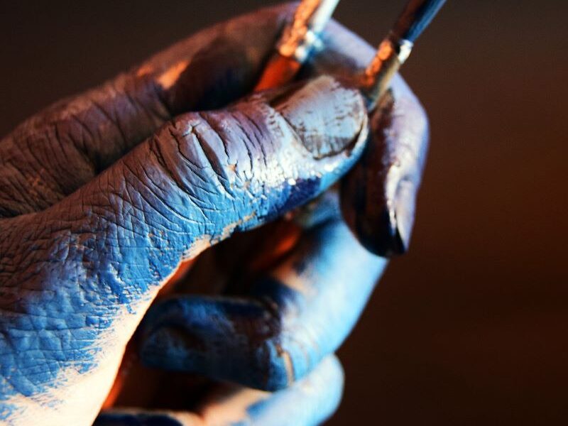 Mano De Pintor Con Pintura