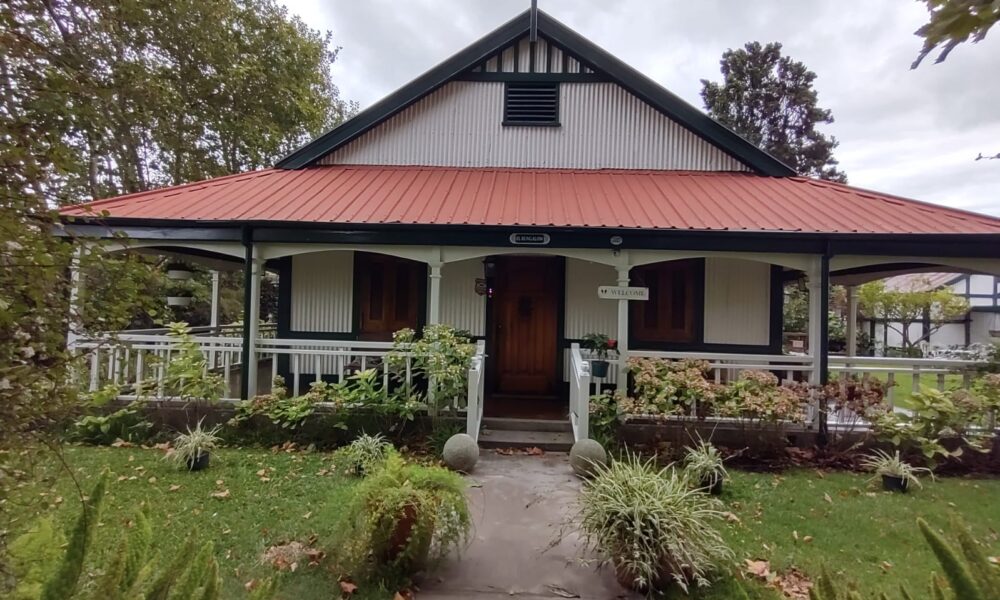 Frente El Bungalow