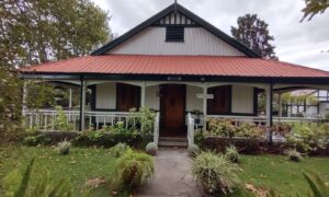 Frente El Bungalow
