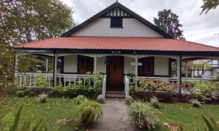 Frente El Bungalow