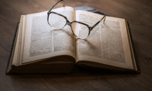 Lentes Sobre Un Libro