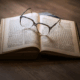 Lentes Sobre Un Libro