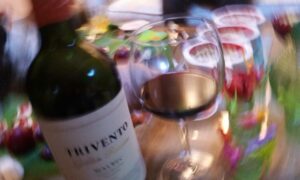 El Mejor Vino Tinto Tinto Trivento Botella Y Copas