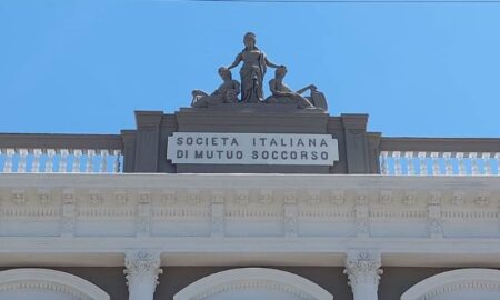 Sociedad Esculturas De La Entrada