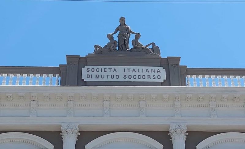 Sociedad Esculturas De La Entrada