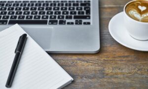 Computadora Escritura Y Cafe