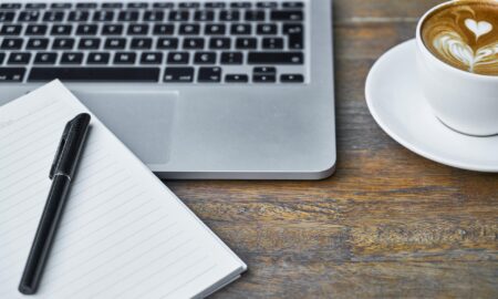 Computadora Escritura Y Cafe