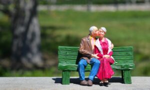Los Nonos Pareja En El Banco