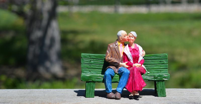 Los Nonos Pareja En El Banco
