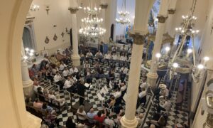 Orquesta Sinfonica Tocando En La Sagrada Familia