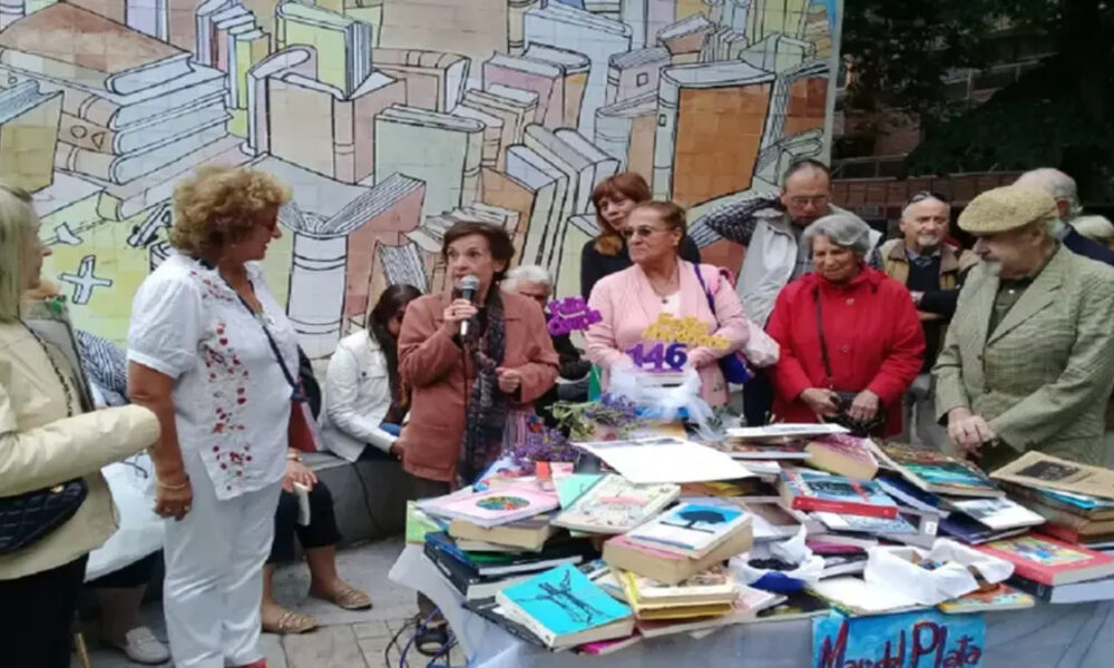 Torta De Libros Festejo Por El Aniversario De La Ciudad