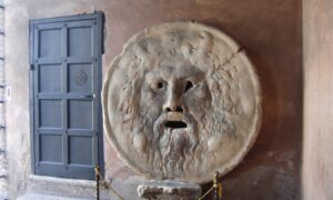 Escultura De Bocca Della Verita En La Iglesia