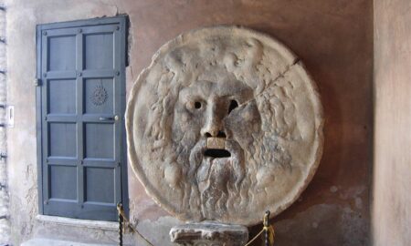 Escultura De Bocca Della Verita En La Iglesia