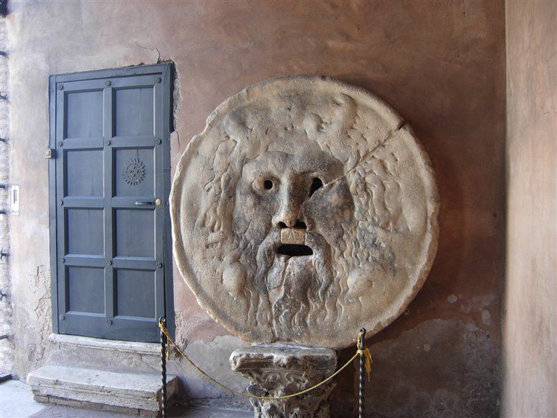 Escultura De Bocca Della Verita En La Iglesia