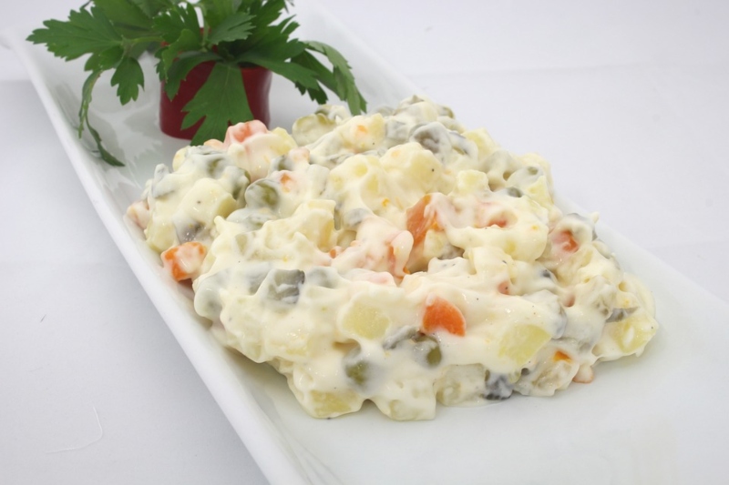 Vitel toné con ensalada rusa - Plato Servido