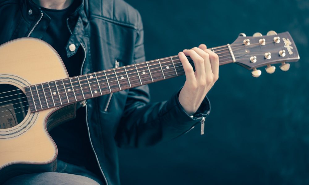 Música - Músicos tocan en vivo en las redes sociales.