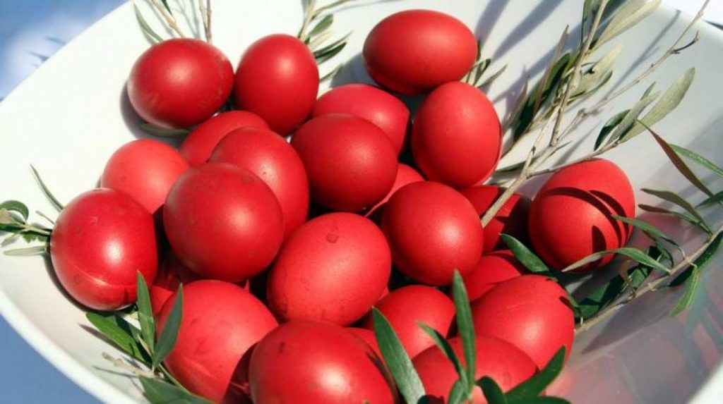 Costumbres pascuales - Los huevos teñidos de rojo