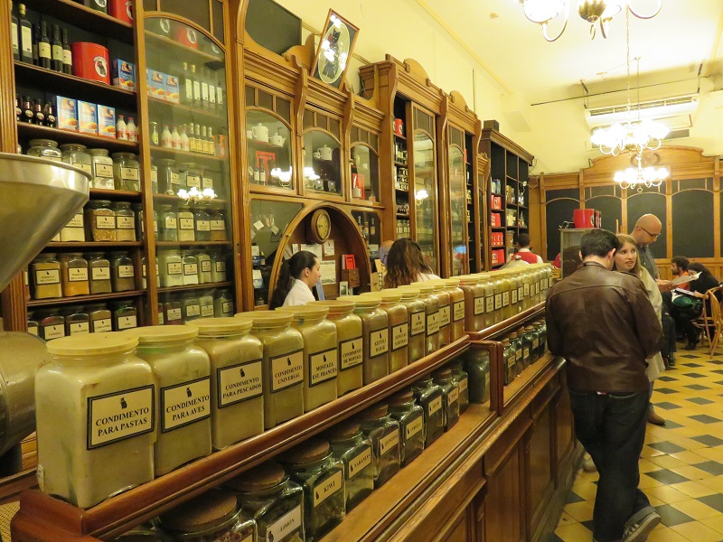 Bares Notables - Salón De El Gato Negro.