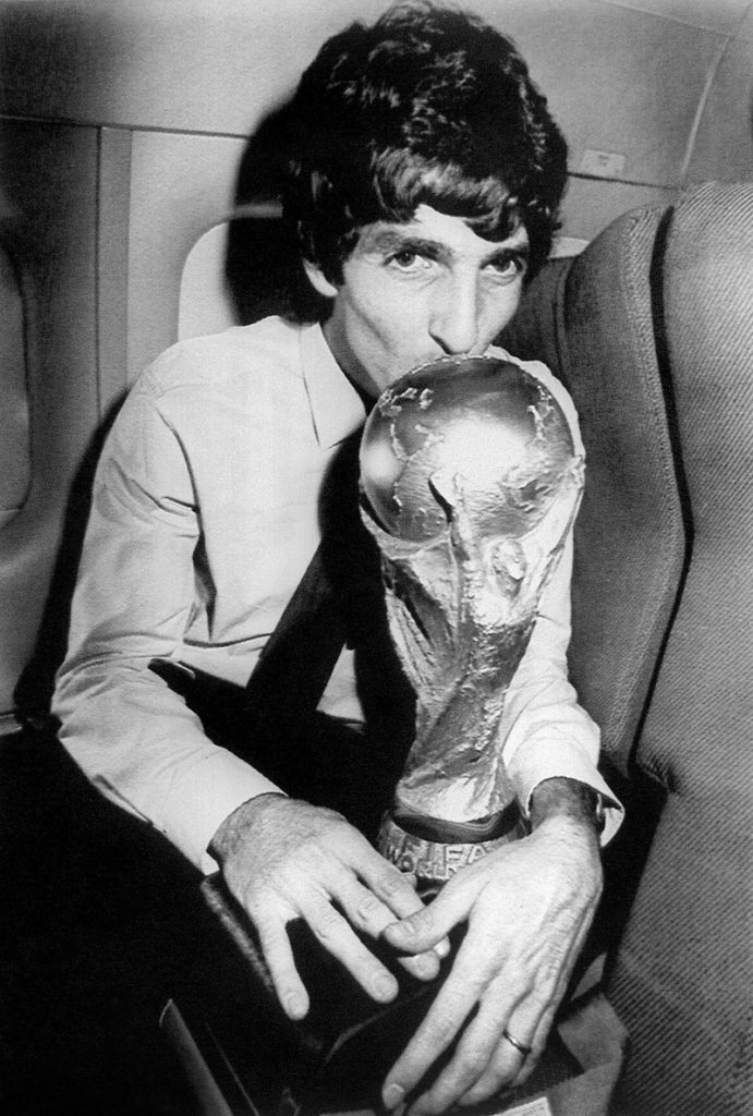 Paolo Rossi - Il Bambino d'Oro con la Copa del Mundo.