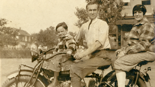 Astor Piazzolla niño con sus padres en una moto Autor laprensa.com.ar