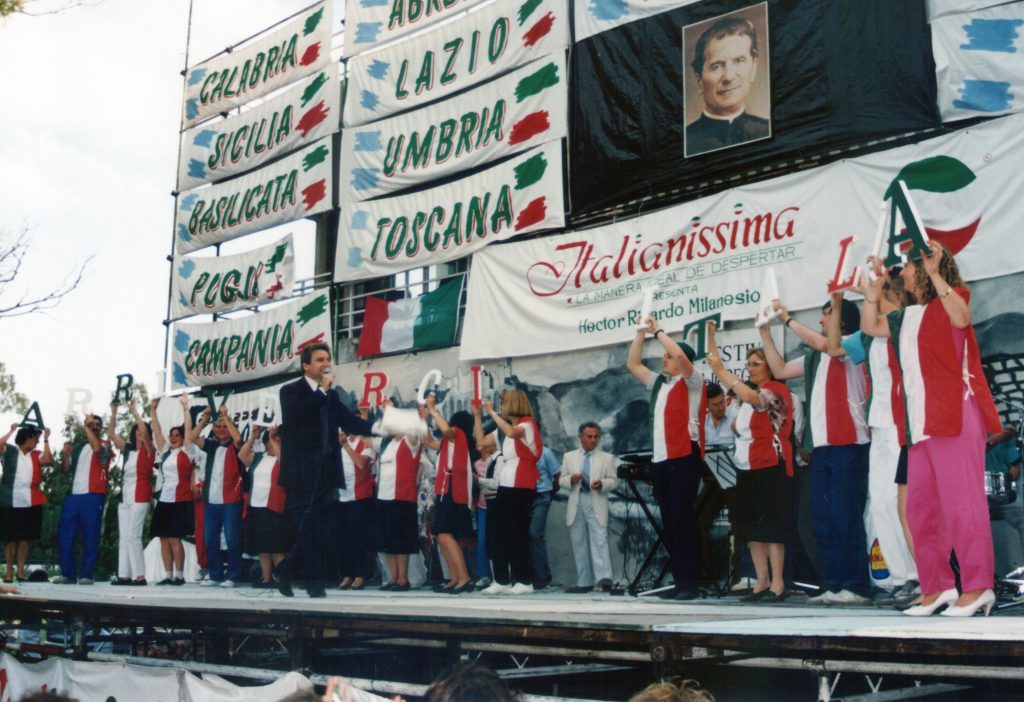 Italianissima escenario con banderas de las regiones de Italia