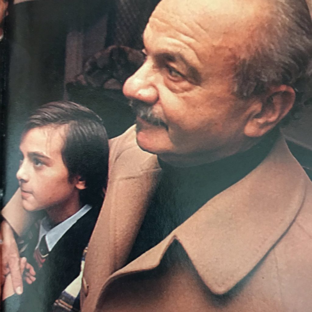 Daniel Pipi Piazzolla junto a su abuelo Astor Piazzolla en el Teatro Colón