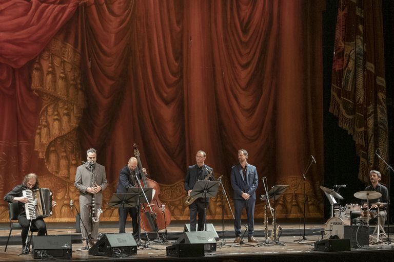 Daniel Pipi Piazzolla con El Chango Spasiuk y su banda Escalandrum en el Teatro Colón
