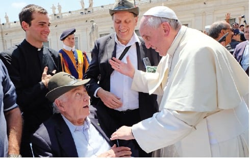 El Santo Padre Papa Francisco junto a Fernando Caretti y su hijo Aldo en el Vaticanp