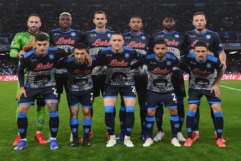 Diego - Napoli Homenajeó A Diego Maradona Con Una Camiseta