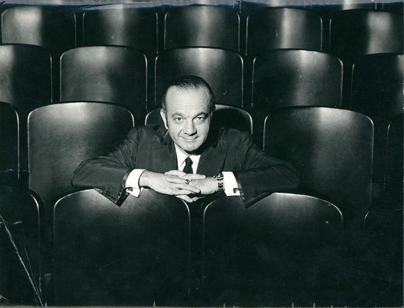 Piazzolla sentado en las plateas de un teatro
