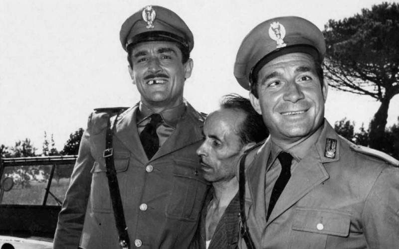 Vittorio Gassman y Ugo Tognazzi en una escena de Los Monstruos (1963).