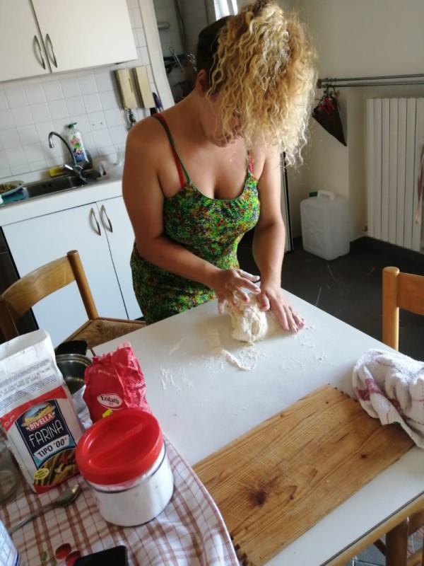 Belen Torchiaro preparando empanadas