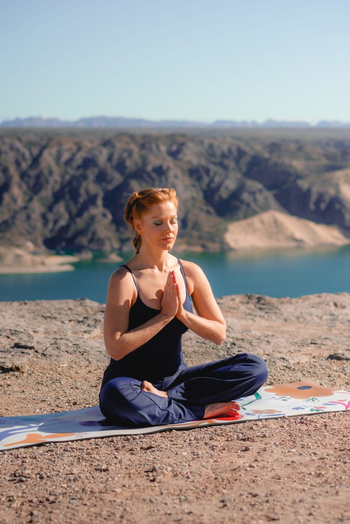 Annie Fink practicando Yoga