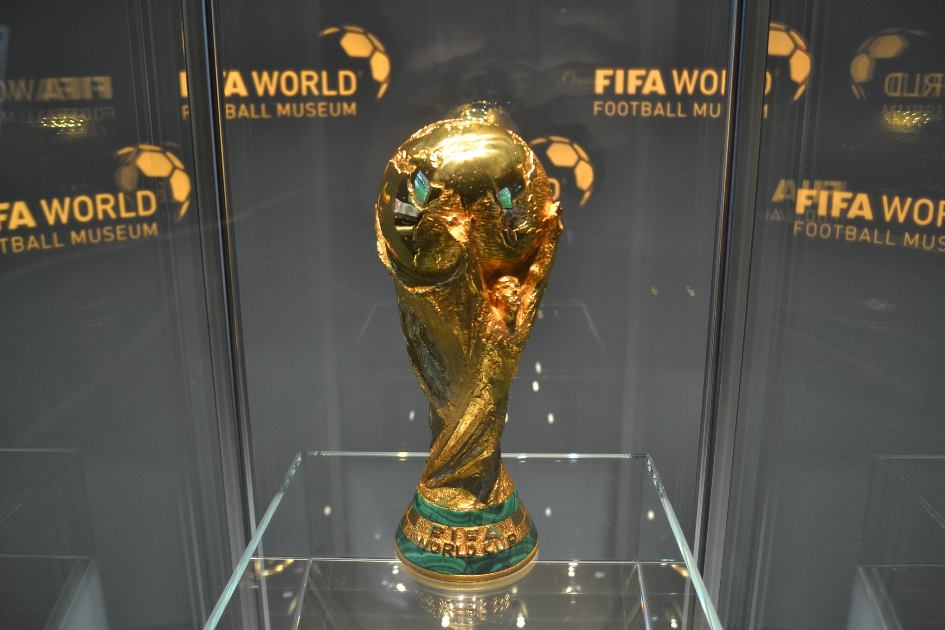 Un diseñador italiano creó el trofeo de la Copa del Mundo que se entrega  este domingo en Doha, Fútbol, Deportes