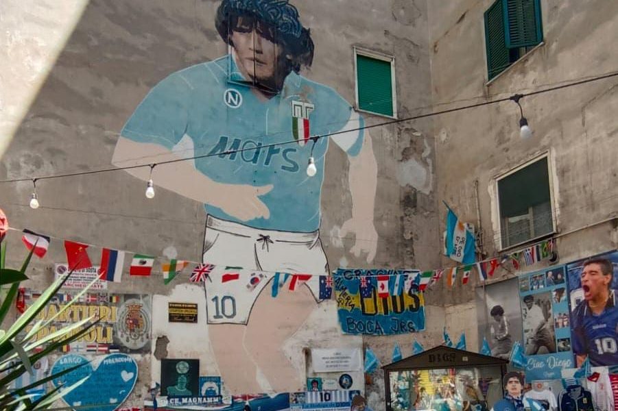 Argentinos en Italia - Mural Maradona