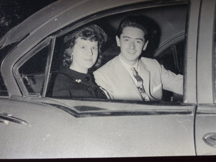 Mis padres en un auto camino al Registro Civil