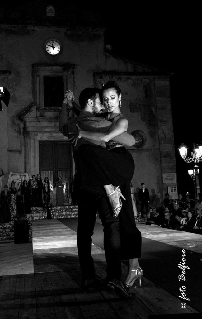 Natalia Romero bailando en Sicilia