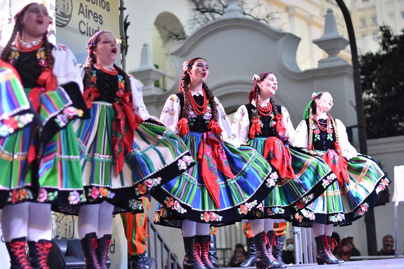Unión Europea - Mujeres bailando.