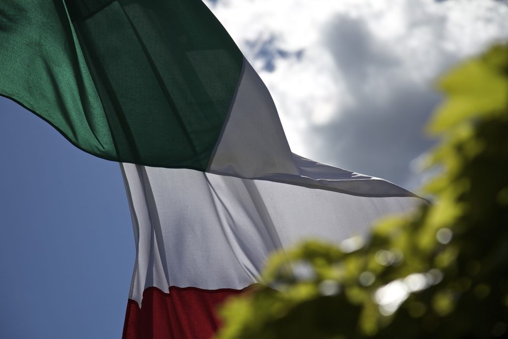 Celebra - Bandera De Italia En El Ba Celebra.