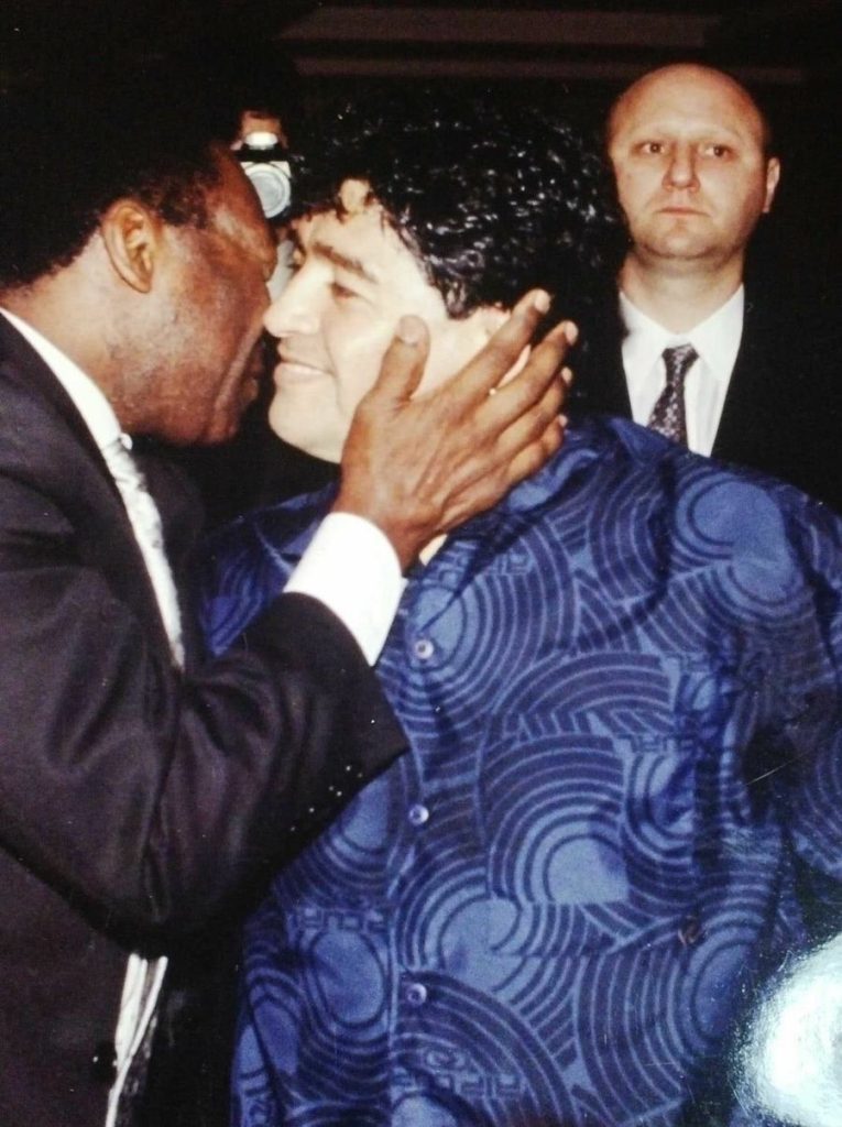 Pelé abraza a Maradona detrás