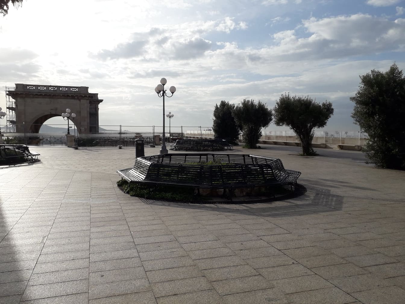 Una Parte Della Terrazza Uberto I. Sullo Sfondo L'arco Di Trionfo