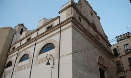 Basilica di Santa Croce, incastrata tra le case dell'antico ghetto ebraico