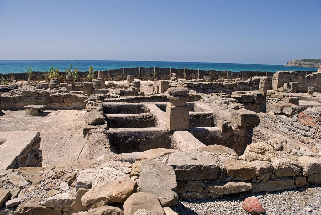 Questa foto mostra delle rovine romane situate nel sud della Spagna. Più precisamente Fabbrica di Garum di Baelo Claudia, nel sud della Spagna.