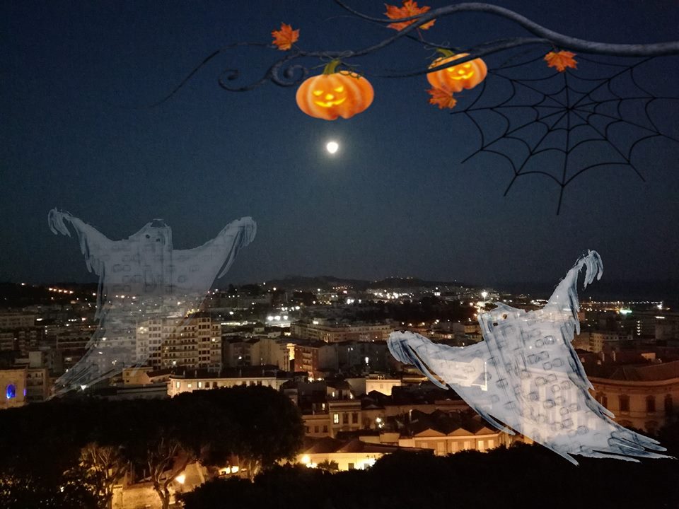 Mariette la piccola inquieta di Viale del Fossario. In primo piano uno scorcio di Cagliari di notte con zucche sorridenti, fantasmi e ragnatele in perfetto stile Halloween. Fantasmi A Cagliari (fonte Karalis Eventi)