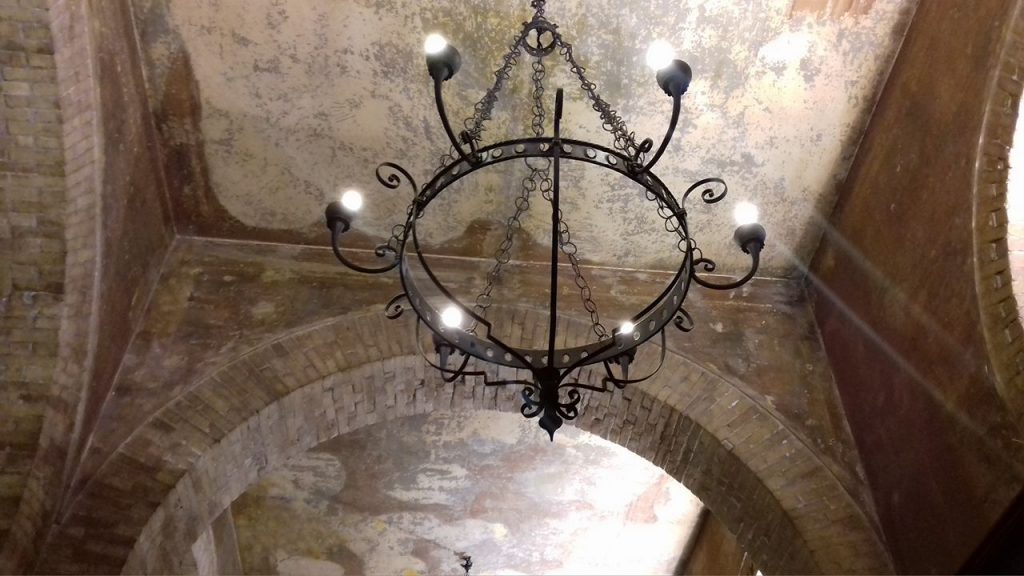 Ghost Stories Cagliaritane: i fantasmi di Palazzo Accardo - particolare del lampadario in ferro degli archi interni al locale (Fonte Vistanet)