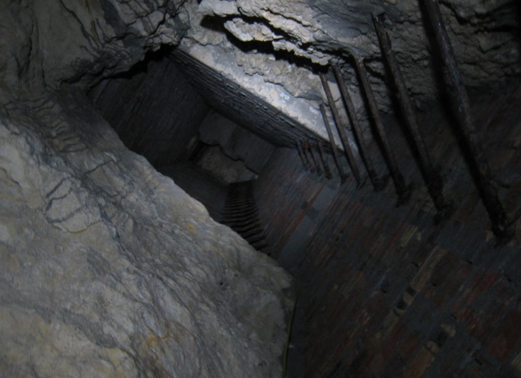 Uno dei pozzi collegati alla Grotta di Su Stiddiu